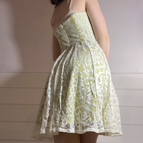 Green and lace party dress - Picture 2 of 12
